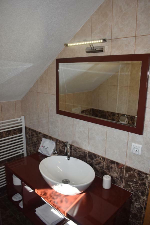 Hotel Ethno House Izvor Vrelo Koreničko Esterno foto